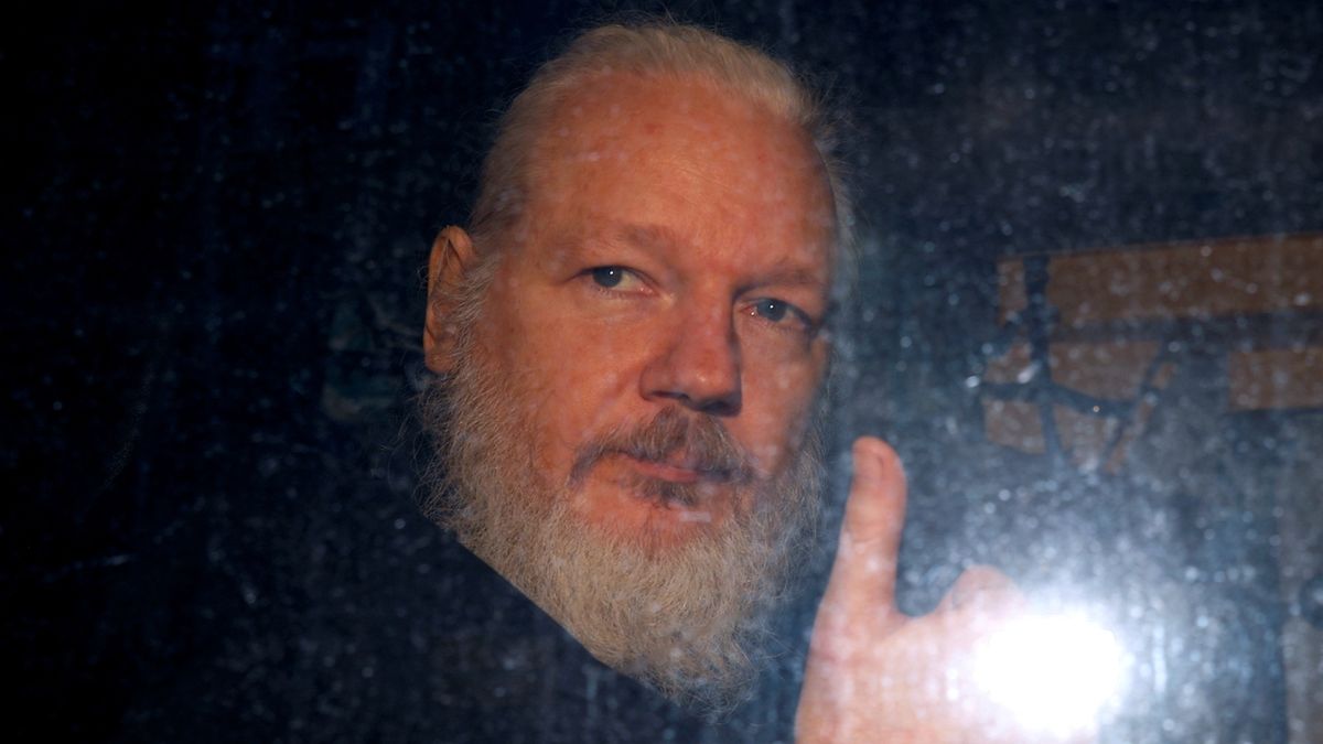 Assange nemůže být vydán do USA, rozhodl britský soud